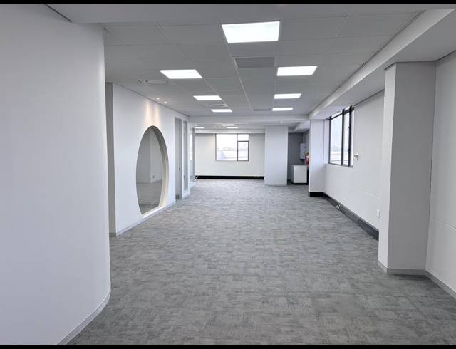 287M² OFFICE TO LET IN MAGALIESSIG